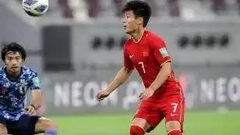 《亚冠惊现黑幕！李圣龙惨遭恶意踩踏，对手恶劣行为却逍遥法外，媒体怒揭真相》